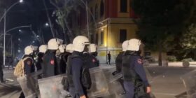 Goditet në mushkëri nga protestuesit, efektivi i policisë kërkon ndihmë mjekësore (VIDEO)