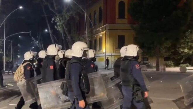 Goditet në mushkëri nga protestuesit, efektivi i policisë kërkon ndihmë mjekësore (VIDEO)