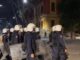 Goditet në mushkëri nga protestuesit, efektivi i policisë kërkon ndihmë mjekësore (VIDEO)