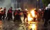Vazhdojnë përplasjet në Tiranë, një polic përfshihet në flakë pas hedhjes së molotovit, disa të tjerë mbeten të lënduar prej gurëve