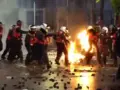 Vazhdojnë përplasjet në Tiranë, një polic përfshihet në flakë pas hedhjes së molotovit, disa të tjerë mbeten të lënduar prej gurëve Vazhdojnë përplasjet në Tiranë, një polic përfshihet në flakë pas hedhjes së molotovit, disa të tjerë mbeten të lënduar prej gurëve