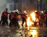 Vazhdojnë përplasjet në Tiranë, një polic përfshihet në flakë pas hedhjes së molotovit, disa të tjerë mbeten të lënduar prej gurëve