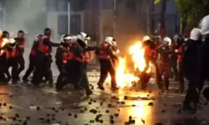 Vazhdojnë përplasjet në Tiranë, një polic përfshihet në flakë pas hedhjes së molotovit, disa të tjerë mbeten të lënduar prej gurëve