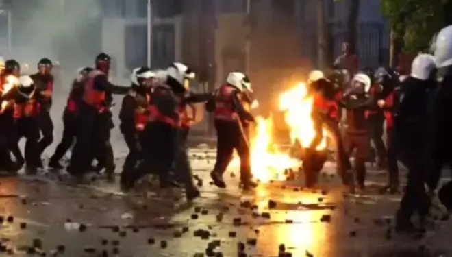 Vazhdojnë përplasjet në Tiranë, një polic përfshihet në flakë pas hedhjes së molotovit, disa të tjerë mbeten të lënduar prej gurëve