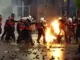Vazhdojnë përplasjet në Tiranë, një polic përfshihet në flakë pas hedhjes së molotovit, disa të tjerë mbeten të lënduar prej gurëve