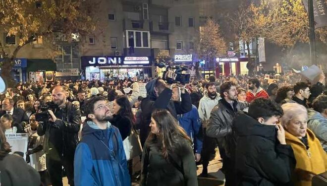 “Do ta përshkallëzojmë protestën”, listohen kërkesat para Qeverisë, kërkohet shkarkimi i Gërvallës dhe Sveçlës