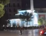 Kaos në rrugën e Dibrës, policia tenton t’i largojë protestuesit, ata kundërpërgjigjen me gurë e flakadanë