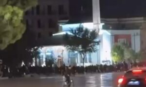 Kaos në rrugën e Dibrës, policia tenton t’i largojë protestuesit, ata kundërpërgjigjen me gurë e flakadanë