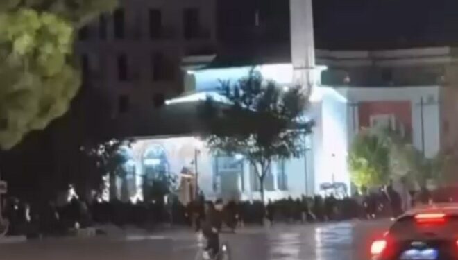 Kaos në rrugën e Dibrës, policia tenton t’i largojë protestuesit, ata kundërpërgjigjen me gurë e flakadanë