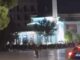 Kaos në rrugën e Dibrës, policia tenton t’i largojë protestuesit, ata kundërpërgjigjen me gurë e flakadanë