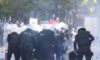 Protestuesit rikthehen para Ministrisë së Arsimit, qëllojnë me gurë dhe kapsollë efektivët e policisë