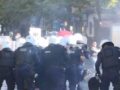 Protestuesit rikthehen para Ministrisë së Arsimit, qëllojnë me gurë dhe kapsollë efektivët e policisë Protestuesit rikthehen para Ministrisë së Arsimit, qëllojnë me gurë dhe kapsollë efektivët e policisë