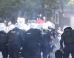 Protestuesit rikthehen para Ministrisë së Arsimit, qëllojnë me gurë dhe kapsollë efektivët e policisë