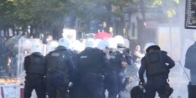 Protestuesit rikthehen para Ministrisë së Arsimit, qëllojnë me gurë dhe kapsollë efektivët e policisë