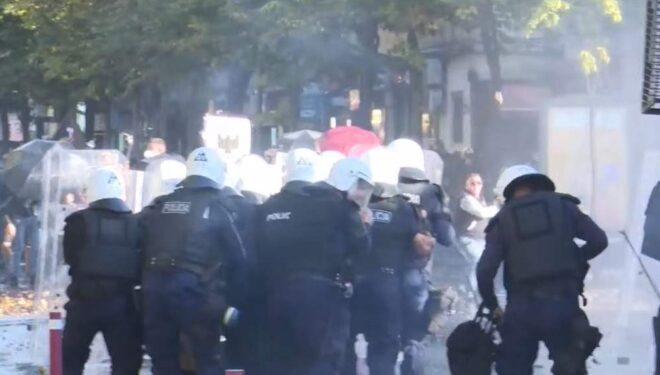 Protestuesit rikthehen para Ministrisë së Arsimit, qëllojnë me gurë dhe kapsollë efektivët e policisë