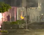 Aktualitet Kryesore Të Fundit Tensionet para Kryeministrisë, protestuesit hedhin fishekzjarrë në drejtim të policisë