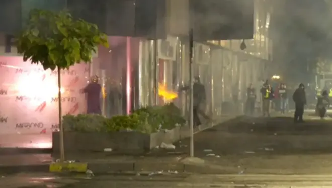 Aktualitet Kryesore Të Fundit Tensionet para Kryeministrisë, protestuesit hedhin fishekzjarrë në drejtim të policisë