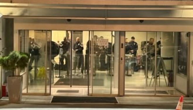 Policia serbe vendoset te transmetuesi publik serb RTS, i afërt me Vuçiq